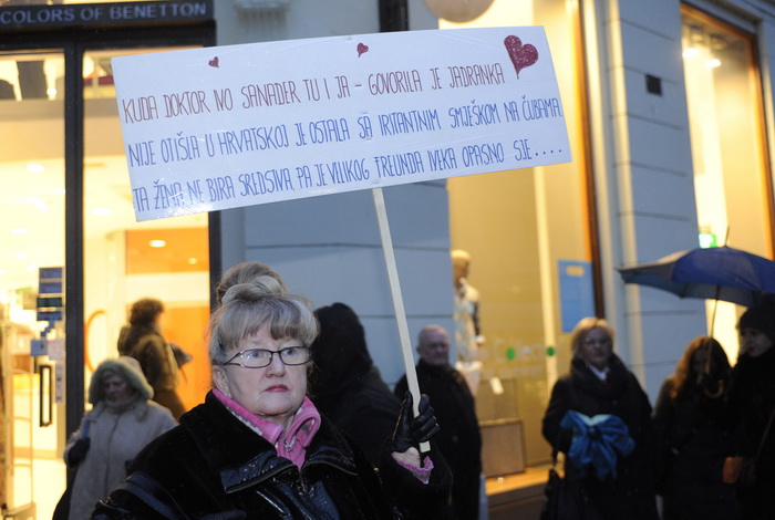 Zagreb, 020311. 
Novi, cetvrti po redu, protuvladin prosvjed tzv. facebook grupe zapoceo je veceras na Cvjetnom trgu. 
Foto: Damir Krajac / Cropix