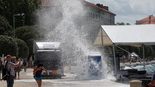 Zadar, 200711.
Jaka tramontana (sjeverni vjetar ) razbijala je valove o obalu i pri tom pravila probleme u prometu uz more i uveseljavala turiste na zadarskoj rivi.
Foto: Vladimir Ivanov / CROPIX