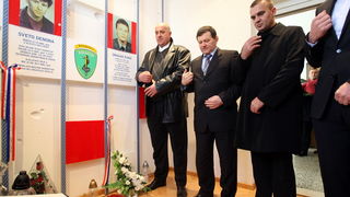 Zadar, 111212.
Policijska uprava zadarska. 
Nakon zahvale generalu Anti Gotovini, Zadrani su danas odali priznanje i ratnom zapovjedniku postrojbi specijalne policije Mladenu Markacu. General Markac najprije je obisao spomen sobu u prostorijama Policijske