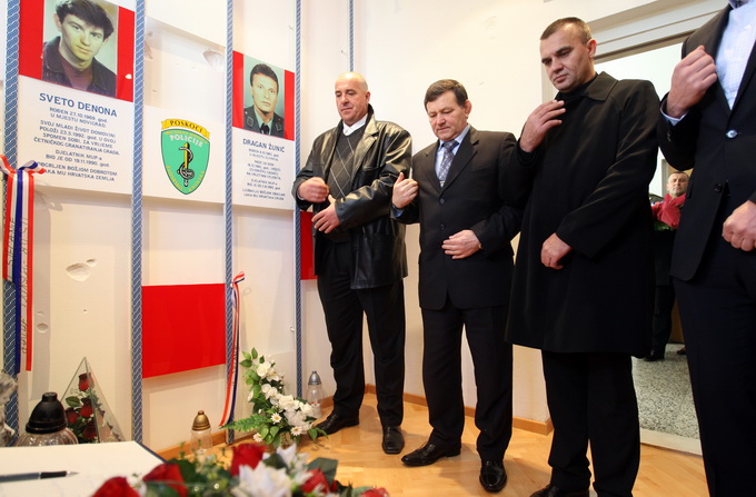 Zadar, 111212.
Policijska uprava zadarska. 
Nakon zahvale generalu Anti Gotovini, Zadrani su danas odali priznanje i ratnom zapovjedniku postrojbi specijalne policije Mladenu Markacu. General Markac najprije je obisao spomen sobu u prostorijama Policijske