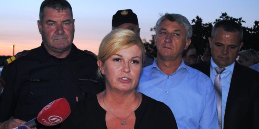 Predsjednica Kolinda Grabar Kitarović i župan Božidar Longin u Benkovcu razgovarali o požarima u Zadarskoj županiji Predsjednica Kolinda Grabar Kitarović i župan Božidar Longin u Benkovcu razgovarali o požarima u Zadarskoj županiji