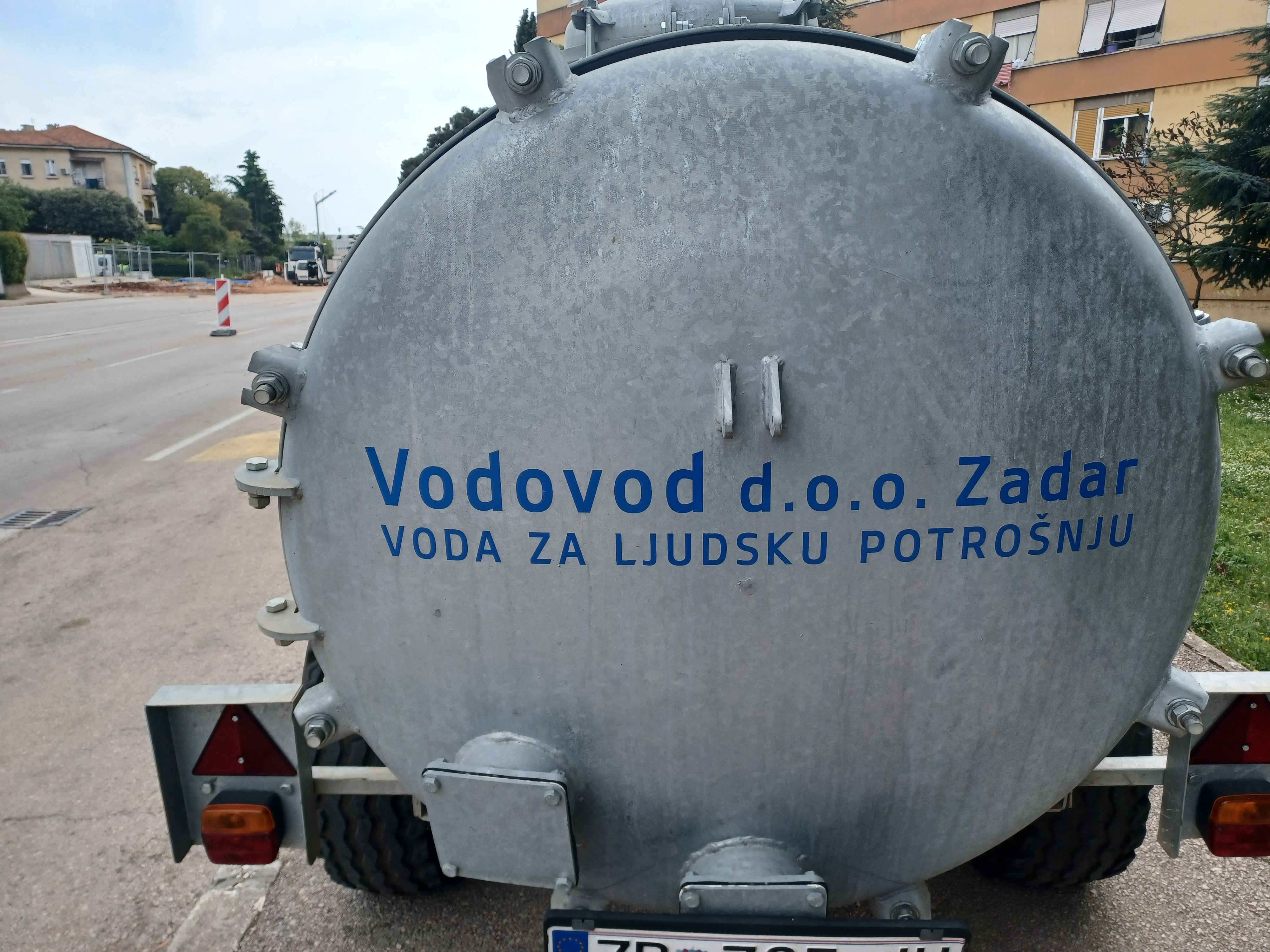 Raskrižje ulica dr. Franje Tuđmana i Josipa bana Jelačića Raskrižje ulica dr. Franje Tuđmana i Josipa bana Jelačića