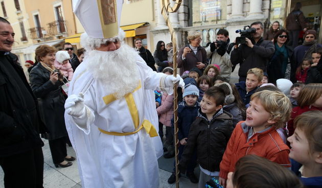 Zadar, 061212.
Sv. Nikola jutros je sa svojom zapregom prosao Kalelargom, Forumom i Narodnim trgom, te je najmladjima dijelio bombone uz pratnju neizostavnog zlocestog Krampusa. Na odlasku, Sveti Nikola najavio je i skori dolazak Svete Luce i to vec sljed