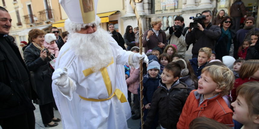Zadar, 061212.
Sv. Nikola jutros je sa svojom zapregom prosao Kalelargom, Forumom i Narodnim trgom, te je najmladjima dijelio bombone uz pratnju neizostavnog zlocestog Krampusa. Na odlasku, Sveti Nikola najavio je i skori dolazak Svete Luce i to vec sljed Zadar, 061212.
Sv. Nikola jutros je sa svojom zapregom prosao Kalelargom, Forumom i Narodnim trgom, te je najmladjima dijelio bombone uz pratnju neizostavnog zlocestog Krampusa. Na odlasku, Sveti Nikola najavio je i skori dolazak Svete Luce i to vec sljed