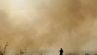 Zadar, 270810
Veliki pozar izbio je danas popodne u Zadru na podrucju izmedju kvarta Bili brig i put Bokanjca. Vatrogasci su i dalje na terenu te se bore sa vatrom da ne dodje do obliznjih kuca.
Foto: Jure Miskovic / CROPIX