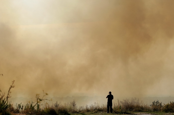 Zadar, 270810
Veliki pozar izbio je danas popodne u Zadru na podrucju izmedju kvarta Bili brig i put Bokanjca. Vatrogasci su i dalje na terenu te se bore sa vatrom da ne dodje do obliznjih kuca.
Foto: Jure Miskovic / CROPIX