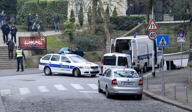 Zagreb, 110113.
Oko 11 sati zaprimljena je anonimna dojava o postavljenoj bombi u garazi Tuskanac. Zatvoren je promet od Mesnicke do ulaza u javnu garazu.
Policija i pirotehnicari obavljaju ocevid.
Foto: Admir Buljubasic / CROPIX