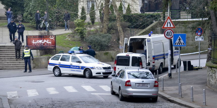Zagreb, 110113.
Oko 11 sati zaprimljena je anonimna dojava o postavljenoj bombi u garazi Tuskanac. Zatvoren je promet od Mesnicke do ulaza u javnu garazu.
Policija i pirotehnicari obavljaju ocevid.
Foto: Admir Buljubasic / CROPIX Zagreb, 110113.
Oko 11 sati zaprimljena je anonimna dojava o postavljenoj bombi u garazi Tuskanac. Zatvoren je promet od Mesnicke do ulaza u javnu garazu.
Policija i pirotehnicari obavljaju ocevid.
Foto: Admir Buljubasic / CROPIX