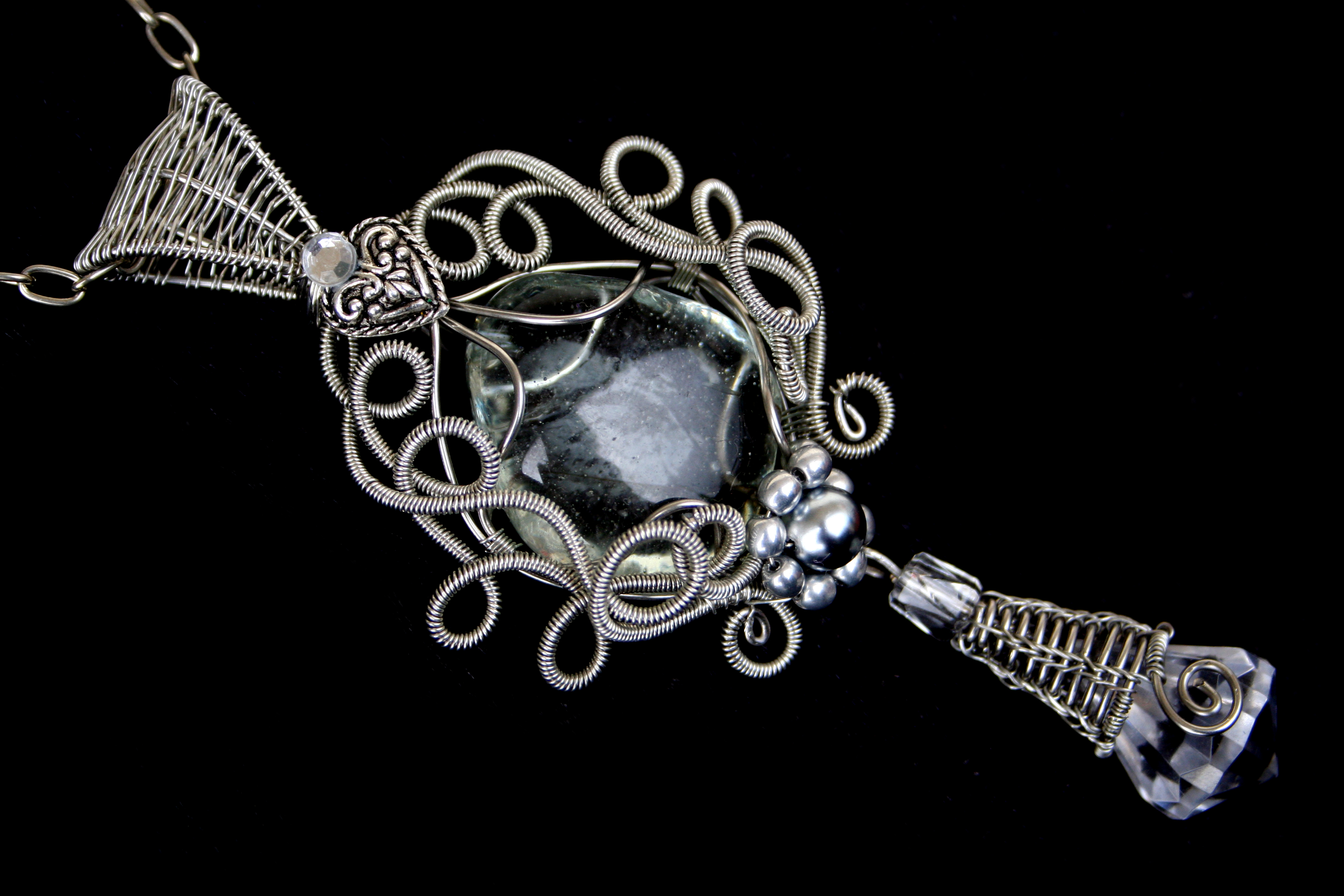 Izložba nakita u Muzeju antičkog stakla