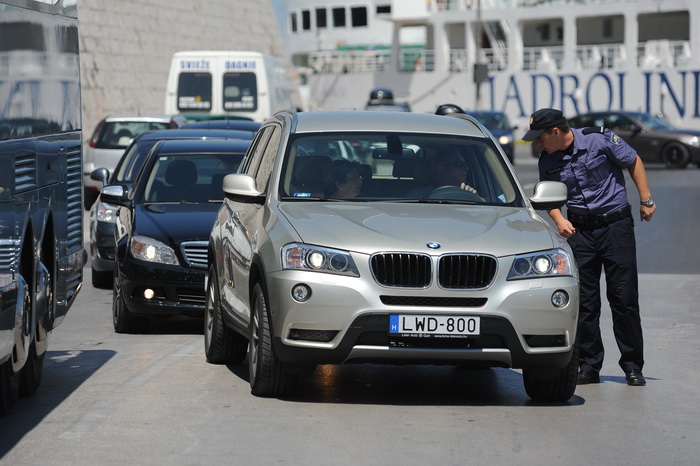 Zadar, 270712.
Stanari tzv. Galicevih zgrada u Diklu su nakon posjete gradonacelniku odrzali prosvjed blokirajuci promet u centru grada na pjesackom prijelazu koji s mosta vodi u stari dio grada. Promet je bio blokiran pola sata prema najavi stanara. Razl