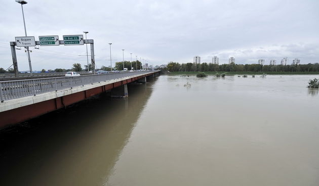 Zagreb, 291012.
Nabujala rijeka Sava, snimljena s Mosta mladosti, izasla je iz svog prirodnog korita zbog vecih oborina ovih dana. Glavnina vodenog vala je prosla i vodostaj je u opadanju.
Foto: Boris Kovacev / CROPIX