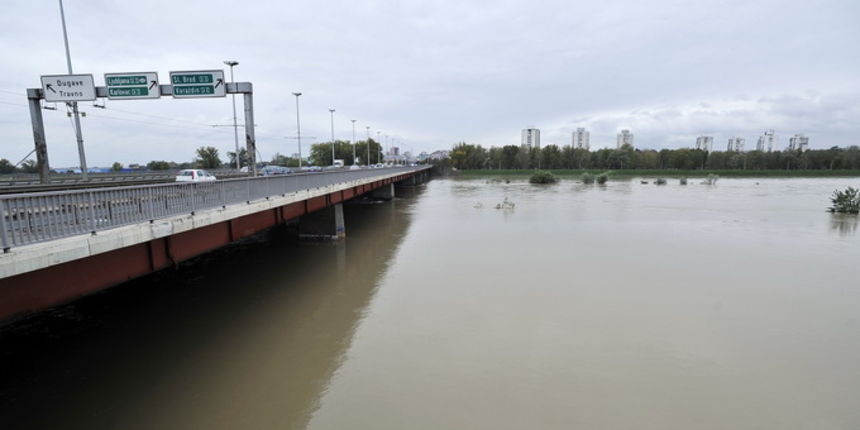 Zagreb, 291012.
Nabujala rijeka Sava, snimljena s Mosta mladosti, izasla je iz svog prirodnog korita zbog vecih oborina ovih dana. Glavnina vodenog vala je prosla i vodostaj je u opadanju.
Foto: Boris Kovacev / CROPIX Zagreb, 291012.
Nabujala rijeka Sava, snimljena s Mosta mladosti, izasla je iz svog prirodnog korita zbog vecih oborina ovih dana. Glavnina vodenog vala je prosla i vodostaj je u opadanju.
Foto: Boris Kovacev / CROPIX