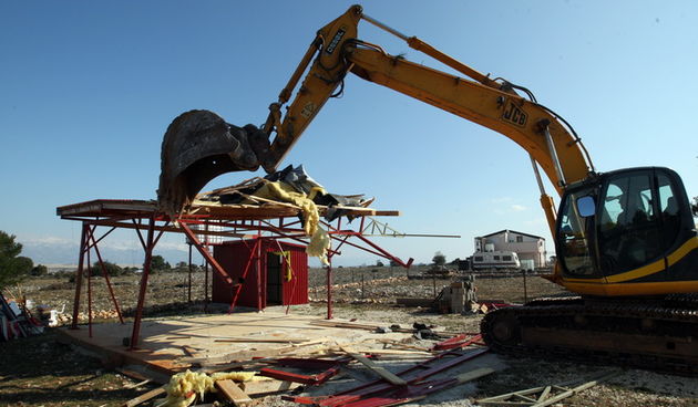 Vir, 190213.
Otok Vir. 
Kao sto je i najavljeno, pocelo je rusenje ilegalnih objekata. Polazisna tocka bagera je otok Vir na kojem je oko 8.000 bespravno izgradjenih objekata. Nesto prije 9 sati prvi je bager stigao na taj otok. Policija asistira na podru