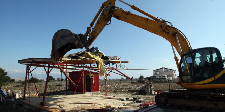 Vir, 190213.
Otok Vir.
Kao sto je i najavljeno, pocelo je rusenje ilegalnih objekata. Polazisna tocka bagera je otok Vir na kojem je oko 8.000 bespravno izgradjenih objekata. Nesto prije 9 sati prvi je bager stigao na taj otok. Policija asistira na podru Vir, 190213.
Otok Vir.
Kao sto je i najavljeno, pocelo je rusenje ilegalnih objekata. Polazisna tocka bagera je otok Vir na kojem je oko 8.000 bespravno izgradjenih objekata. Nesto prije 9 sati prvi je bager stigao na taj otok. Policija asistira na podru