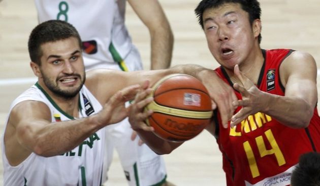 Lithuania Linas Kleiza (L) and China Wang Zhizhi / Reuters