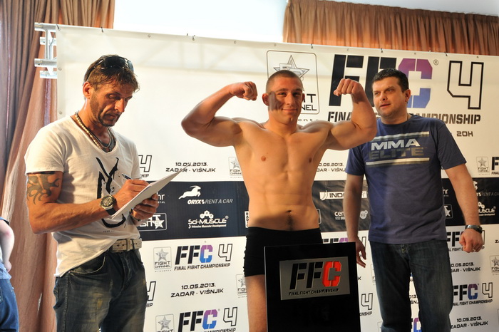 Zadar, 090513.
Sluzbeno vaganje sudionika za borilacki spektakl FFC 04 koji se sutra odrzava u dvorani na Visnjiku.
Foto: Luka Gerlanc / CROPIX Zadar, 090513.
Sluzbeno vaganje sudionika za borilacki spektakl FFC 04 koji se sutra odrzava u dvorani na Visnjiku.
Foto: Luka Gerlanc / CROPIX