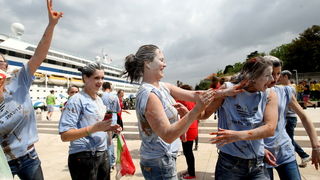 Zadar, 170513. 
Danas su se ucenici zavrsnih razreda zadarskih srednjih skola oprostili od skolskih klupa tradicionalnom Norijadom. 
Uz neizostavni alkohol, pjesmu i prosipanje brasna i jaja po centru grada, nakratko su privukli pozornost prolaznika na se