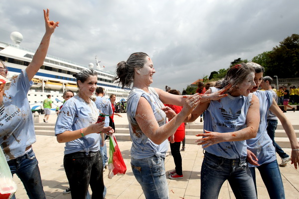 Zadar, 170513. 
Danas su se ucenici zavrsnih razreda zadarskih srednjih skola oprostili od skolskih klupa tradicionalnom Norijadom. 
Uz neizostavni alkohol, pjesmu i prosipanje brasna i jaja po centru grada, nakratko su privukli pozornost prolaznika na se