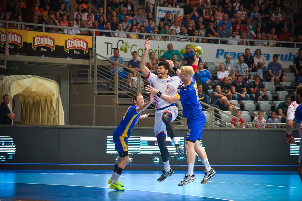 U doista sjajnoj atmosferi koju je stvorilo oko 5000 navijača iz cijele Hrvatske, naši su rukometni reprezentativci remizirali sa Švedskom i to s rezultatom 25-25. Bila je to ‘kaubojima’ pretposljednja pripremna utakmica uoči Olimpijskih igara