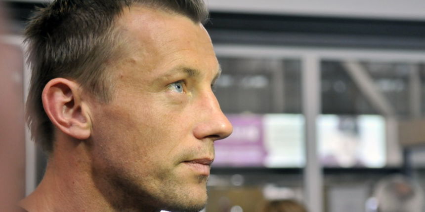 Zagreb, 040612.Pleso, Zracna luka Zagreb. Nogometas Ivica Olic sletio je u Zagreb, iz Munchena, u pratnji lijecnika nogometne reprezentacije Hrvatske dr.Zorana Bahtijarevica.Foto: Bruno Konjevic / CROPIX