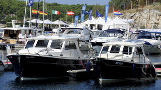 Sibenik ,160910.
Marina Mandalina
Treci Adriatic Boat Show otvoren i traje 4 dana u kojem ce posjetitelji imati priliku vidjeti preko 150 plovila i preko 175 standova sa ponudom svega vezanog more i brodove
na slici izlozbeni brodovi.
Foto: Niksa Stipanic
