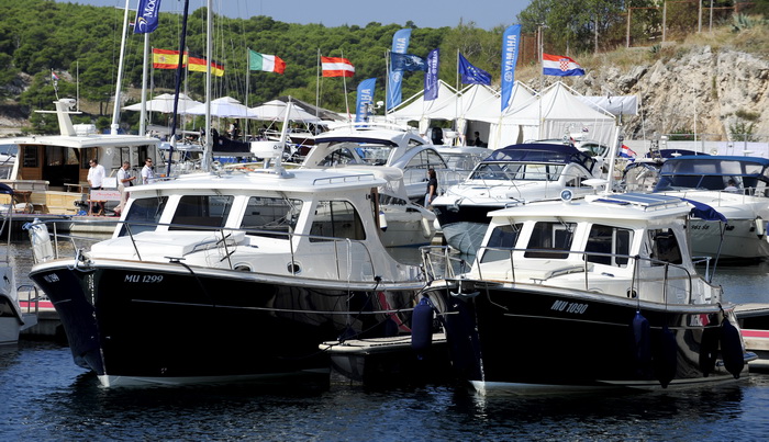 Sibenik ,160910.
Marina Mandalina
Treci Adriatic Boat Show otvoren i traje 4 dana u kojem ce posjetitelji imati priliku vidjeti preko 150 plovila i preko 175 standova sa ponudom svega vezanog more i brodove
na slici izlozbeni brodovi.
Foto: Niksa Stipanic