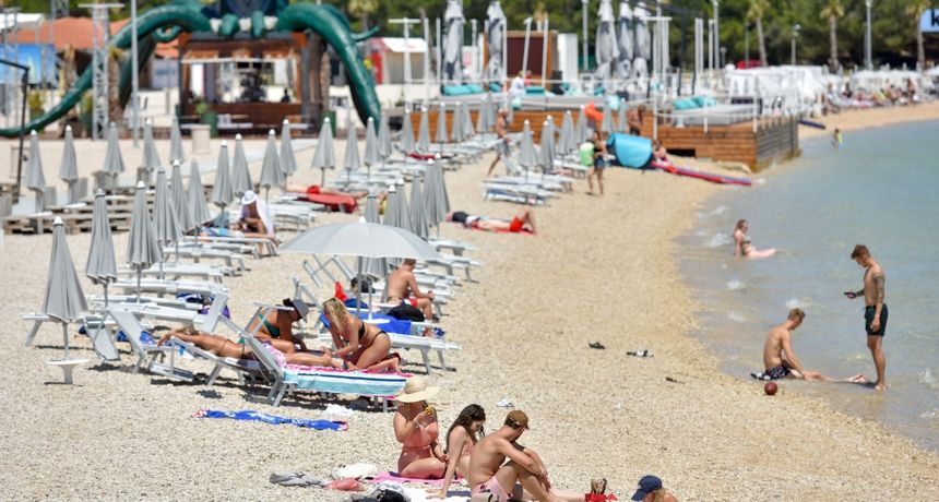 Malobrojni gosti odmaraju se na plaži Zrće Malobrojni gosti odmaraju se na plaži Zrće