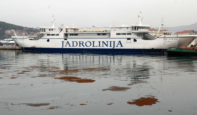 Sinoc oko 19 sati prilikom uplovljavanja u splitsku luku trajekt Tin Ujevic udario je u vrh gata Sv. Petar. Trajektu je navodno otkazao jedan od bocnih motora a prilikom udara u more je isteklo oko 33 tone goriva. Na fotografiji trajekt Tin Ujevic onecist