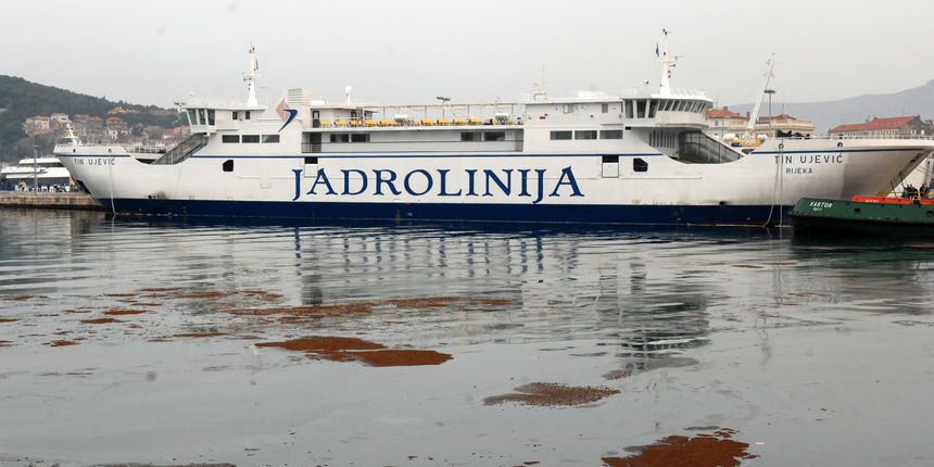 Sinoc oko 19 sati prilikom uplovljavanja u splitsku luku trajekt Tin Ujevic udario je u vrh gata Sv. Petar. Trajektu je navodno otkazao jedan od bocnih motora a prilikom udara u more je isteklo oko 33 tone goriva. Na fotografiji trajekt Tin Ujevic onecist Sinoc oko 19 sati prilikom uplovljavanja u splitsku luku trajekt Tin Ujevic udario je u vrh gata Sv. Petar. Trajektu je navodno otkazao jedan od bocnih motora a prilikom udara u more je isteklo oko 33 tone goriva. Na fotografiji trajekt Tin Ujevic onecist