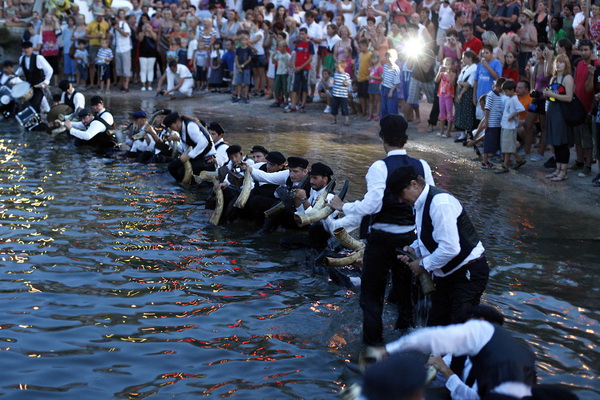 Sali, Dugi otok, 100809.
Svako misto svoju festu ima, no ne traje svaka festa tri dana kao ona u mjestu Sali na Dugom otoku. Saljske uzance, kako mjestani nazivaju svoju festu, odrzat ce se ove godine po pedeseti put, kao i svake godine dosad, vikend prij Sali, Dugi otok, 100809.
Svako misto svoju festu ima, no ne traje svaka festa tri dana kao ona u mjestu Sali na Dugom otoku. Saljske uzance, kako mjestani nazivaju svoju festu, odrzat ce se ove godine po pedeseti put, kao i svake godine dosad, vikend prij