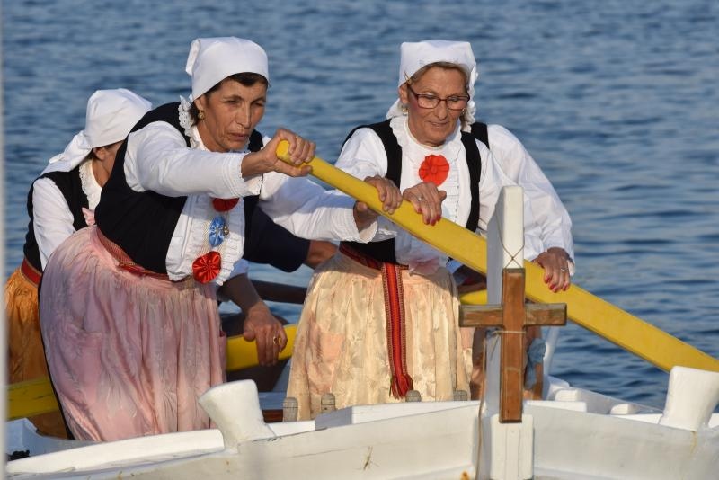 Krapanj: Održana tradicionalna ženska regata gajeta na vesla. Photo: Hrvoje Jelavić/PIXSELL Krapanj: Održana tradicionalna ženska regata gajeta na vesla. Photo: Hrvoje Jelavić/PIXSELL