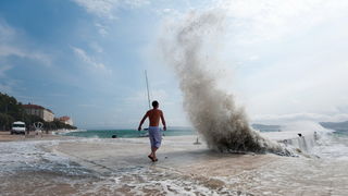 Zadar, 260812
Olujno nevrijeme sa jakim zapadnim vjetrom zahvatilo je u ranim popodnevnim satima zadarsko podrucje na radost brojnih turista i Zadrana koji su uzivali u prekrasnim prizorima, ali isto tako i na nesrecu mnogih nauticara kojima je ovakva olu