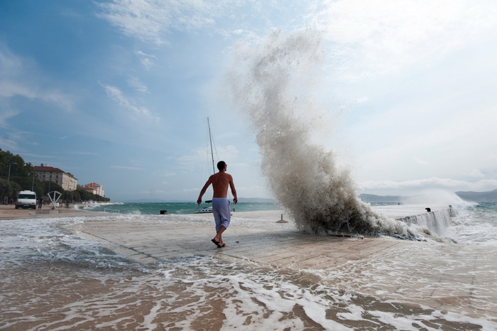 Zadar, 260812
Olujno nevrijeme sa jakim zapadnim vjetrom zahvatilo je u ranim popodnevnim satima zadarsko podrucje na radost brojnih turista i Zadrana koji su uzivali u prekrasnim prizorima, ali isto tako i na nesrecu mnogih nauticara kojima je ovakva olu