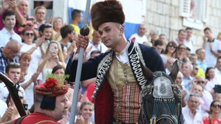 Slavodobitnik 302. Alke je Alen Poljak, od predsjednice dobio zlatni prsten s hrvatskim grbom