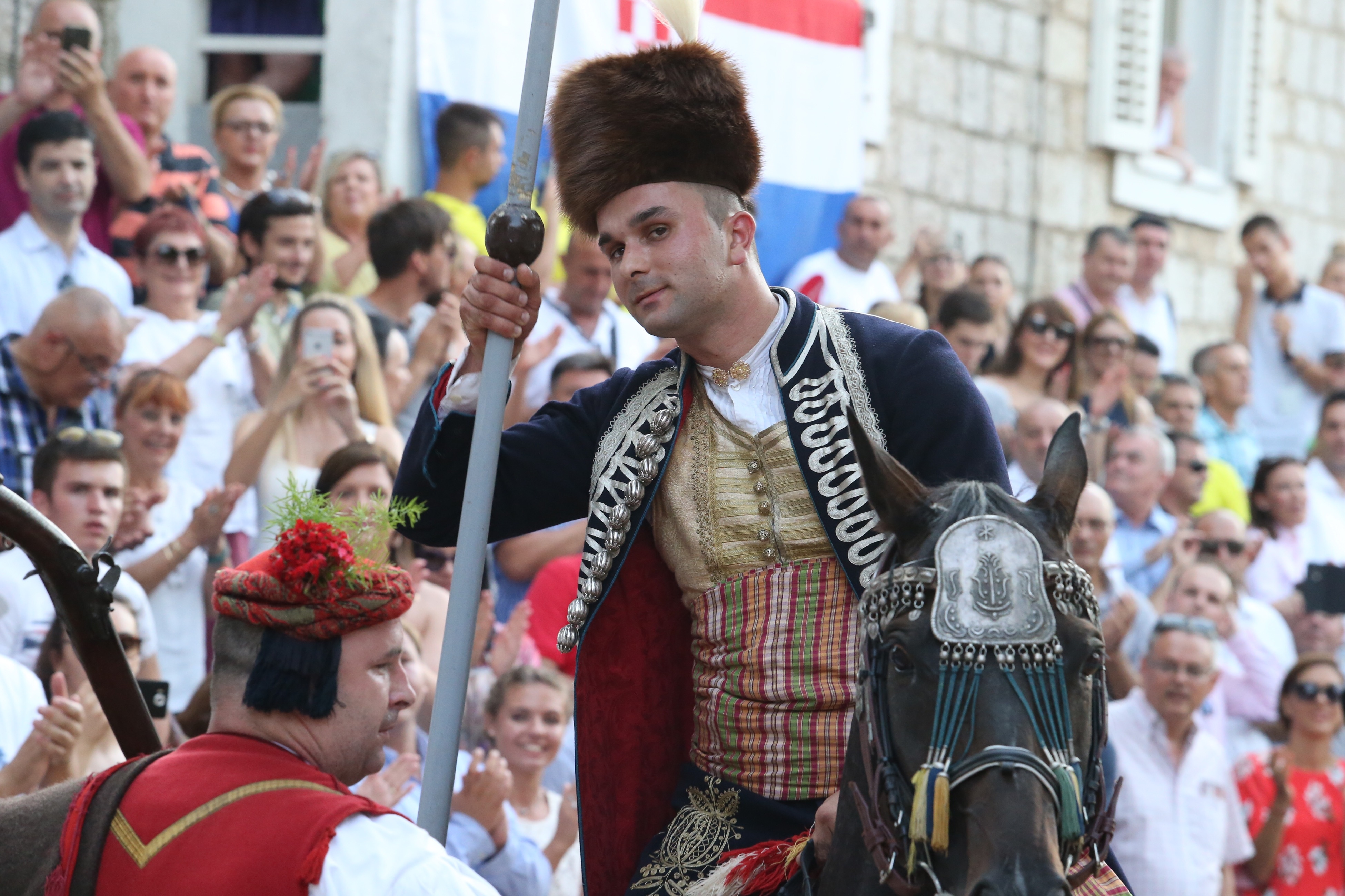 Slavodobitnik 302. Alke je Alen Poljak, od predsjednice dobio zlatni prsten s hrvatskim grbom