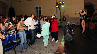 Zadar, 28.07.2011. snimio: Nenad Marčev
HIP HOP – JAZZ
SASKIA LAROO PROJECT (NL-USA-CRO- ITALY)
Saskia Laroo – trumpet, vocal
Warren Byrd – keyboards, vocal
MC Stewlocks Andy Ninvalle – rap, vocal
Daniel Guelli – bass guitar
Sin Banović – dr Zadar, 28.07.2011. snimio: Nenad Marčev
HIP HOP – JAZZ
SASKIA LAROO PROJECT (NL-USA-CRO- ITALY)
Saskia Laroo – trumpet, vocal
Warren Byrd – keyboards, vocal
MC Stewlocks Andy Ninvalle – rap, vocal
Daniel Guelli – bass guitar
Sin Banović – dr