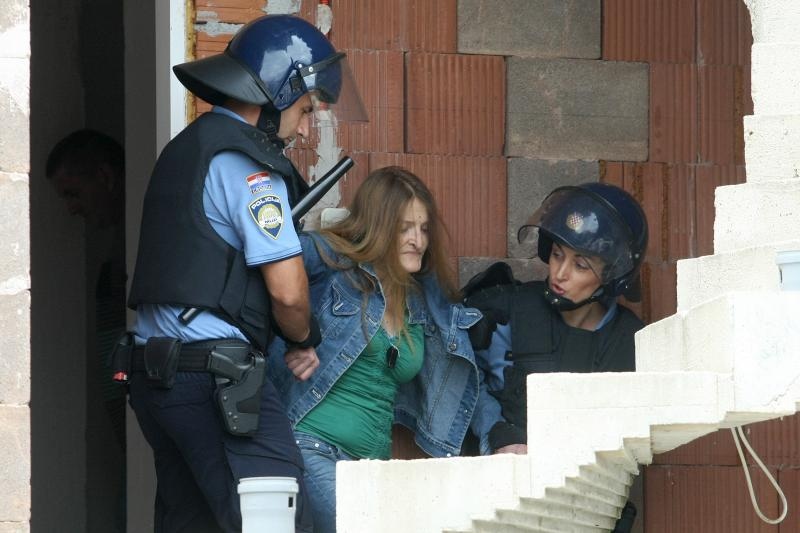 Sveti Filip i Jakov: Brutalna deložacija majke i sina Sveti Filip i Jakov: Brutalna deložacija majke i sina