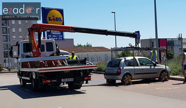 Pauk Obala i lučica diže automobil parkiran na invalidskom mjestu kod Lidla