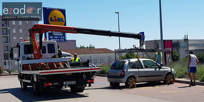Pauk Obala i lučica diže automobil parkiran na invalidskom mjestu kod Lidla Pauk Obala i lučica diže automobil parkiran na invalidskom mjestu kod Lidla