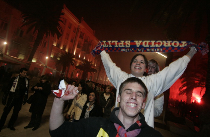 Split, 130211.
Navijaci Hajduka, pripadnici Torcide docekali su 100. rodjendan voljenog kluba uz baklje i signalne rakete. Vatromet je priredjen po cijelom gradu. Detalj s Rive
Foto : Jakov Prkic / Cropix Split, 130211.
Navijaci Hajduka, pripadnici Torcide docekali su 100. rodjendan voljenog kluba uz baklje i signalne rakete. Vatromet je priredjen po cijelom gradu. Detalj s Rive
Foto : Jakov Prkic / Cropix