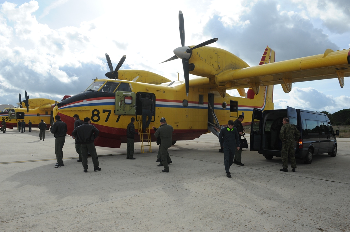Posade dvaju Canadiara vratili se s uspješne misije u sjevernoj Italiji Posade dvaju Canadiara vratili se s uspješne misije u sjevernoj Italiji