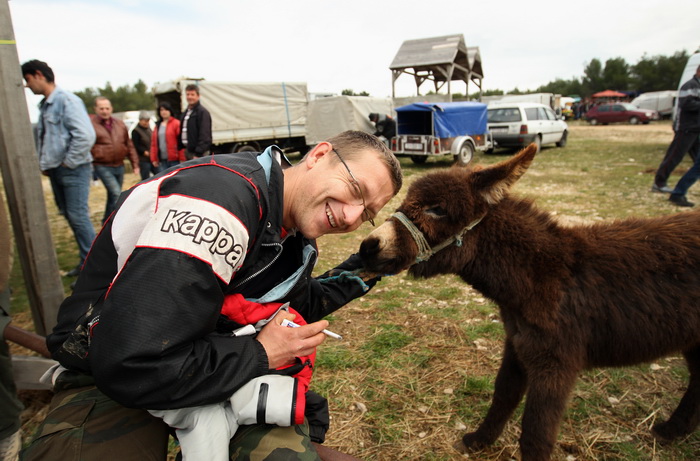 Benkovac, 100313.
Sajam u Benkovcu odrzava se svakog 10. dana u mjesecu. Stoljetna tradicija ucinila je od Benkovackog sajma neizostavni gospodarski i turisticki sadrzaj grada koji svaki put iznova iznenadjuje brojem posjetitelja koji preraste brojku od 1 Benkovac, 100313.
Sajam u Benkovcu odrzava se svakog 10. dana u mjesecu. Stoljetna tradicija ucinila je od Benkovackog sajma neizostavni gospodarski i turisticki sadrzaj grada koji svaki put iznova iznenadjuje brojem posjetitelja koji preraste brojku od 1