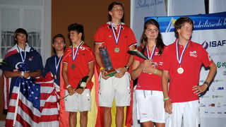 Zadar, 160711.
ISAF svjetsko juniorsko prvenstvo
Zadar 2011, 07.-15. srpanj 2011.
Zatvaranje jedrlicarskog prvenstva i podjela medalja i pehara najboljim momcadima.
Na slici: pobjednici u klasi 29er
1st ESP Carlos Robles – Florian Trittel,
2nd USA Antoine Zadar, 160711.
ISAF svjetsko juniorsko prvenstvo
Zadar 2011, 07.-15. srpanj 2011.
Zatvaranje jedrlicarskog prvenstva i podjela medalja i pehara najboljim momcadima.
Na slici: pobjednici u klasi 29er
1st ESP Carlos Robles – Florian Trittel,
2nd USA Antoine