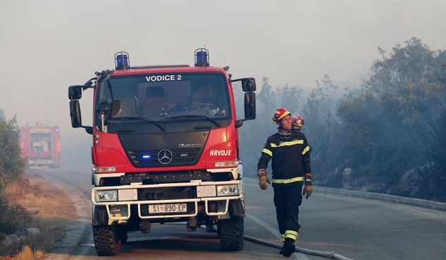 Veliki požar u nepristupačnom dijelu ceste od šibenskog mosta prema Zatonu