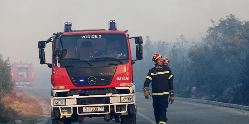 Veliki požar u nepristupačnom dijelu ceste od šibenskog mosta prema Zatonu Veliki požar u nepristupačnom dijelu ceste od šibenskog mosta prema Zatonu