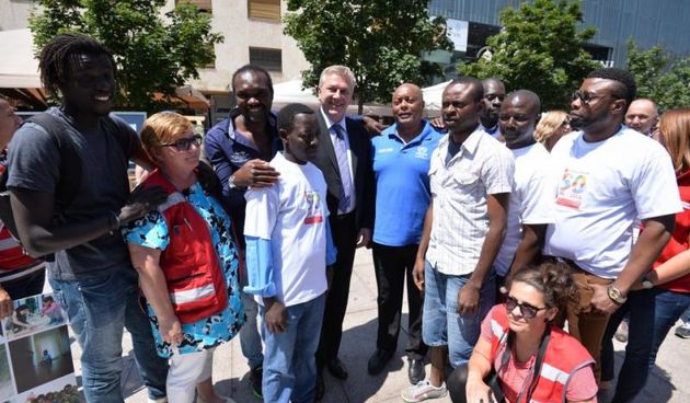 Povodom Svjetskog dana izbjeglica na Cvjetnom trgu odrzan prigodan program sa ciljem educiranja hrvatske javnosti o problematici izbjeglica i njihovoj integraciji u drustvo. Druzenje azilanata i gradjana posjetio je i ministar unutarnjih poslova Ranko Ost