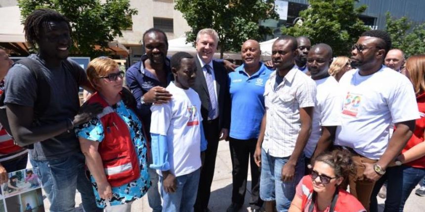 Povodom Svjetskog dana izbjeglica na Cvjetnom trgu odrzan prigodan program sa ciljem educiranja hrvatske javnosti o problematici izbjeglica i njihovoj integraciji u drustvo. Druzenje azilanata i gradjana posjetio je i ministar unutarnjih poslova Ranko Ost