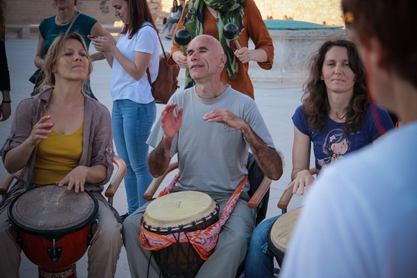 Glazbeno scenski nastup “Iskra ljubavi za mir” i grupna meditacija na Forumu