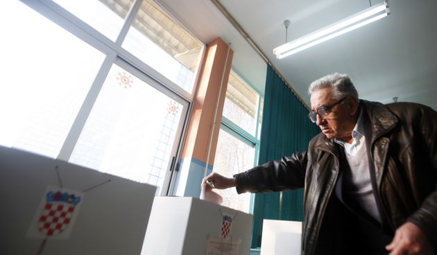 Sarajevo , 031211.
Parlamentarni izbori 2011.
Glasovanje dijaspore i Hrvata sa prebivalistem u Bosni i Hercegovini u Hrvatskim Paralamentarnim izborima.
Na slici: glasovanje
Foto: Dado Ruvic / CROPIX