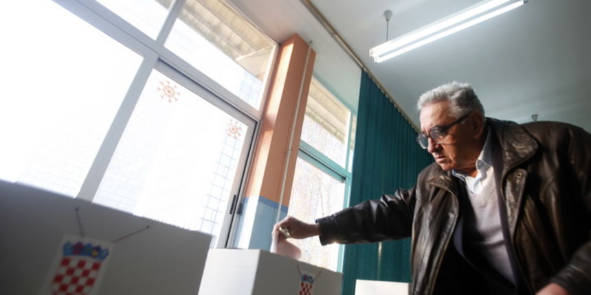 Sarajevo , 031211.
Parlamentarni izbori 2011.
Glasovanje dijaspore i Hrvata sa prebivalistem u Bosni i Hercegovini u Hrvatskim Paralamentarnim izborima.
Na slici: glasovanje
Foto: Dado Ruvic / CROPIX Sarajevo , 031211.
Parlamentarni izbori 2011.
Glasovanje dijaspore i Hrvata sa prebivalistem u Bosni i Hercegovini u Hrvatskim Paralamentarnim izborima.
Na slici: glasovanje
Foto: Dado Ruvic / CROPIX